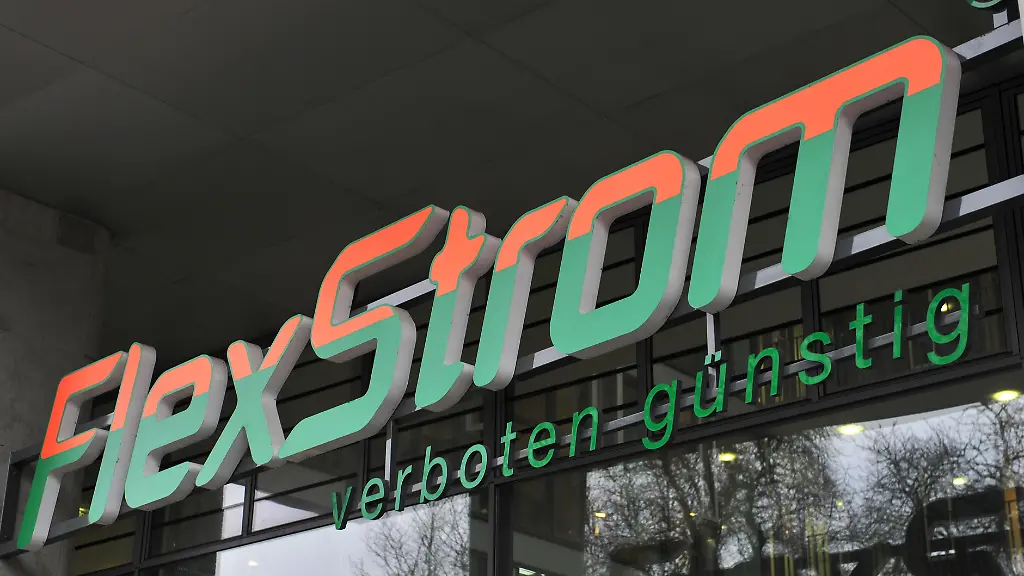 ARCHIV-Schriftzug-ueber-dem-Eingang-des-Firmensitzes-des-Strom-Discounters-Flexstrom-in-Berlin-aufgenommen-am-03-01-2013-Die-Unternehmensgruppe-meldete-am-12-April-2013-wegen-Zahlungsunfaehigkeit-Insolvenz-an-Die-Folgen-dieser-Pleite-waren-und-sind-gewaltig-835-000-Glaeubiger-gibt-es-in-dem-Fall-rund-600-000-davon-haben-bislang-Forderungen-angemeldet-Foto-Paul-Zinken-dpa-zu-dpa-Flexstrom-Glaeubiger-brauchen-langen-Atem-vom-12-04