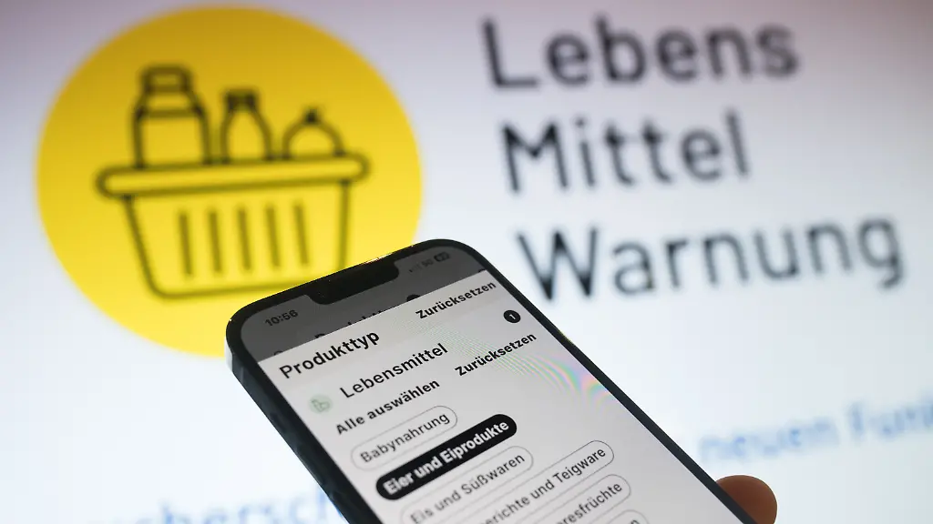 Die-Kategorienauswahl-der-App-Lebensmittelwarnung-de-ist-waehrend-einer-Pressekonferenz-des-Bundesamts-fuer-Verbraucherschutz-und-Lebensmittelsicherheit-zu-sehen