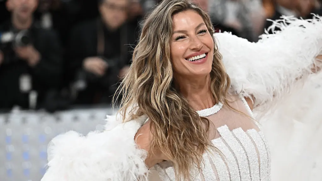 Gisele-Bundchen-attends-The-2023-Met-Gala-Celebrating-Karl-Lagerfeld-A-Line-Of-Beauty-at-The-Metropolitan-Museum-of-Art-on-May-01-2023-in-New-York-City-Photo-by-DNphotography-ABACAPRESS
