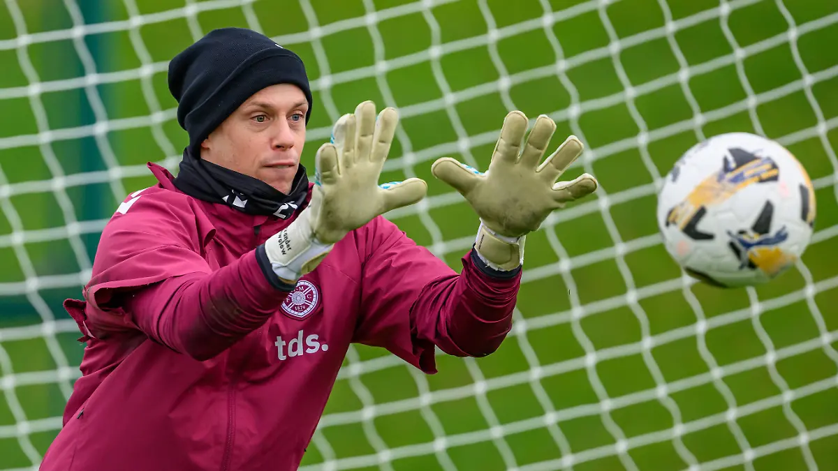 Heart-of-Midlothian-Press-and-Training-26-11-2025-Hearts-goalkeeper-Alexander-Schwolow-during-the-Heart-of-Midlothian-training-session-at-the-Oriam-Sports-Performance-Centre-Edinburgh-Scotland-on-26-November-2025-ahead-of-the-William-Hill-SPFL-Premiership-match-against-Motherwell