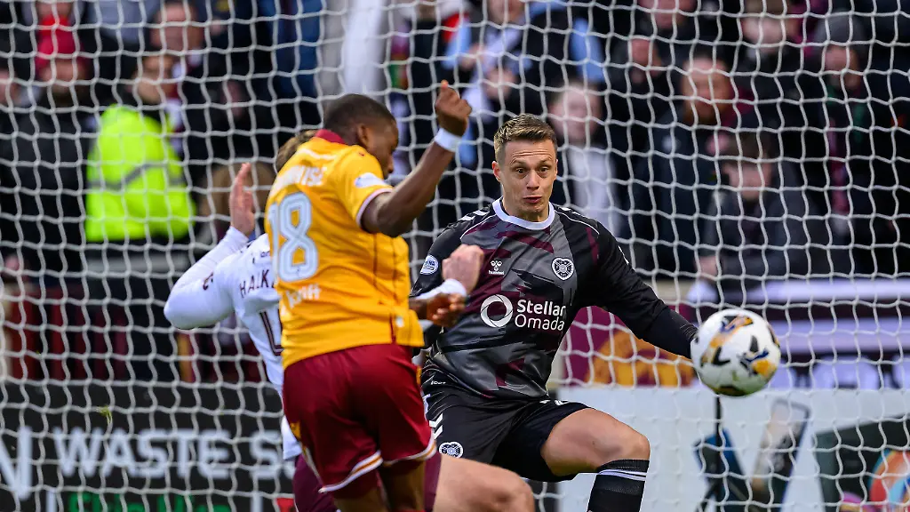 Motherwell-v-Heart-of-Midlothian-William-Hill-Scottish-Premiership-29-11-2025-MOTHERWELL-SCOTLAND-29-NOVEMBER-Hearts-goalkeeper-Alexander-Schwolow-watches-a-shot-from-Tawanda-Maswanhise-of-Motherwell-during-the-William-Hill-Scottish-Premiership-match-between-Motherwell-and-Heart-of-Midlothian-at-Fir-Park-Motherwell-Scotland-on-29-November-2025
