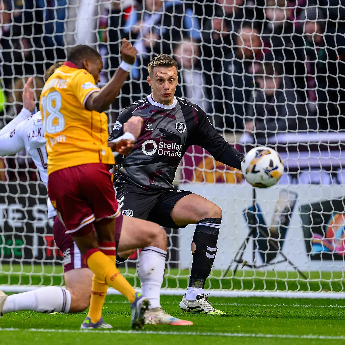 Motherwell-v-Heart-of-Midlothian-William-Hill-Scottish-Premiership-29-11-2025-MOTHERWELL-SCOTLAND-29-NOVEMBER-Hearts-goalkeeper-Alexander-Schwolow-watches-a-shot-from-Tawanda-Maswanhise-of-Motherwell-during-the-William-Hill-Scottish-Premiership-match-between-Motherwell-and-Heart-of-Midlothian-at-Fir-Park-Motherwell-Scotland-on-29-November-2025