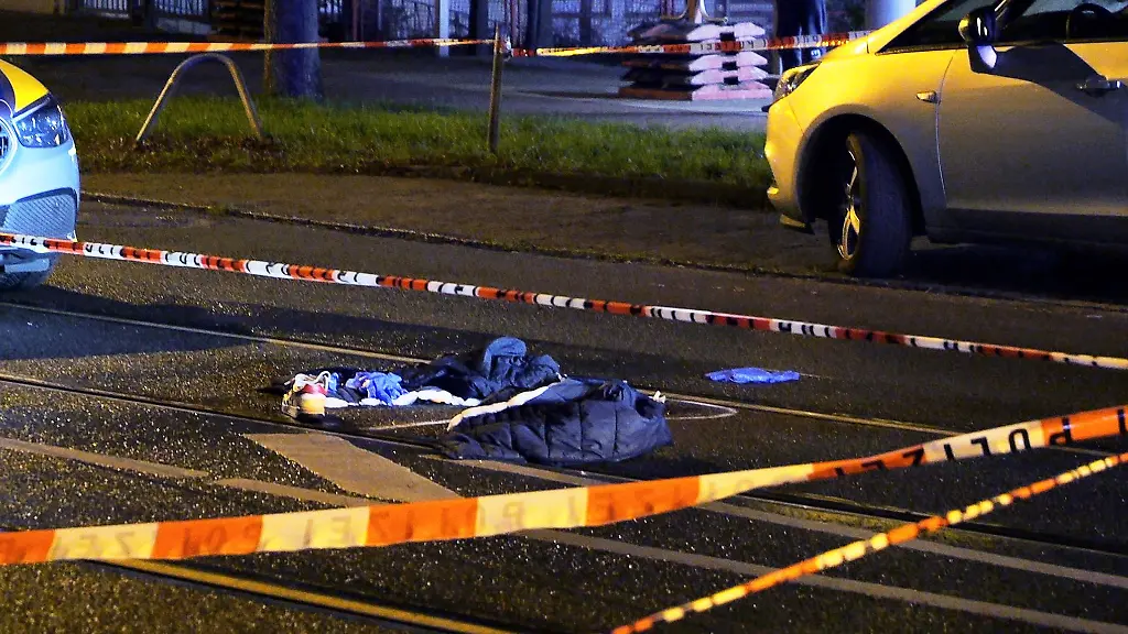 Kleidung-und-Schuhe-liegen-an-der-abgesperrten-Unfallstelle-im-Stadtteil-Hastedt-auf-den-Gleisen