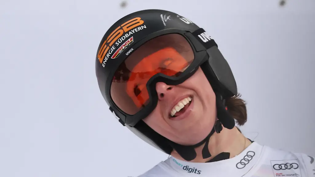 Alpine-Skiing-FIS-Alpine-Ski-World-Cup-Women-s-Downhill-Val-d-Isere-France-December-20-2025-Germany-s-Kira-Weidle-Winkelmann-before-the-start-of-her-run-REUTERS-Christian-Hartmann