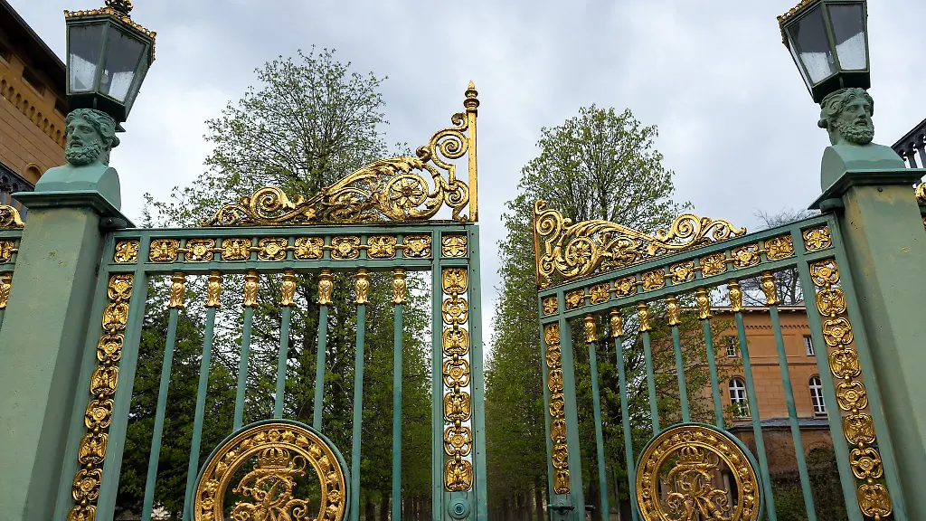 Die-Tore-zum-Park-Sanssouci-in-Potsdam-bleiben-in-der-Silvesternacht-zu