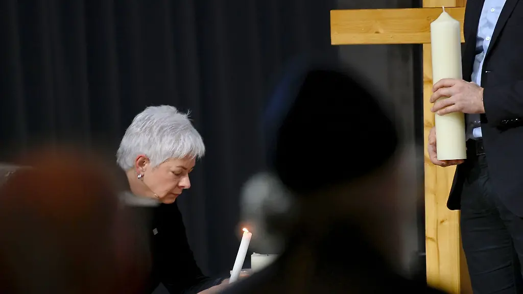 Regina-Dolores-Stieler-Hinz-Buergermeisterin-der-Stadt-Magdeburg-traegt-in-der-Johanniskirche-eine-Kerze-beim-Gedenkgottesdienst