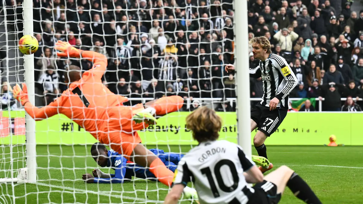 Nick-Woltemade-of-Newcastle-United-scores-their-first-goal-Newcastle-United-v-Chelsea-Premier-League-Football-St-James-Park-Newcastle-UK-20-Dec-2025Newcastle-St-James-Park-United-Kingdom-EDITORIAL-USE-ONLY-No-use-with-unauthorised-audio-video-data-fixture-lists-club-league-logos-or-live-services-Online-in-match-use-limited-to-120-images-no-video-emulation-No-use-in-betting-games-or-single-club-league-player-publications