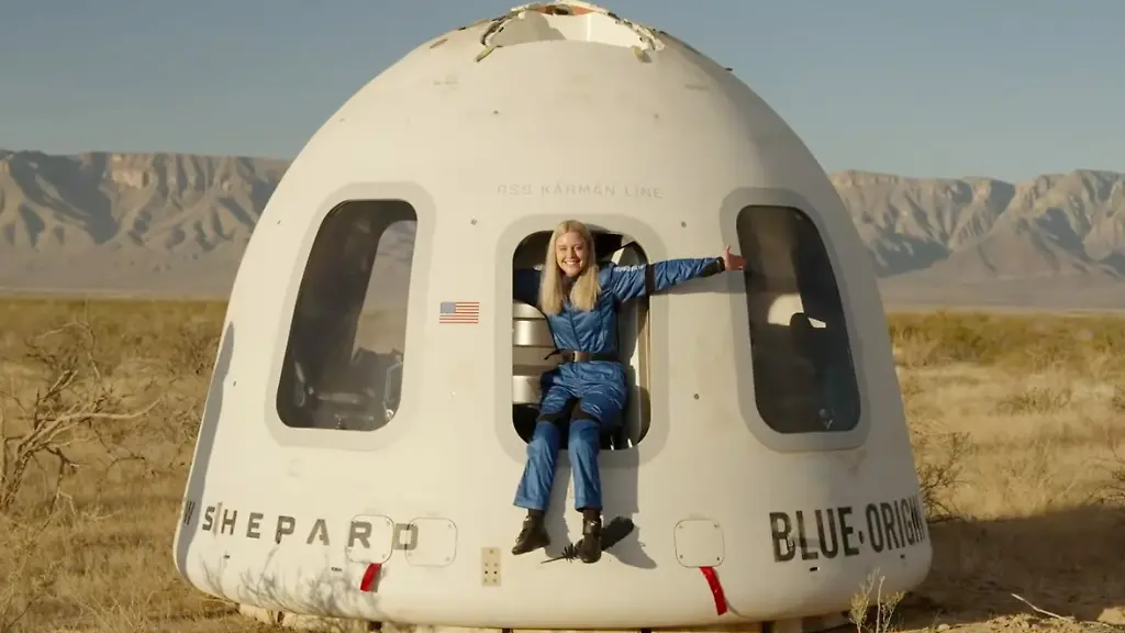 Auf-diesem-von-Blue-Origin-zur-Verfuegung-gestellten-Bild-posiert-Michaela-Benthaus-nach-der-Landung-der-Blue-Origin-Kapsel-in-West-Texas