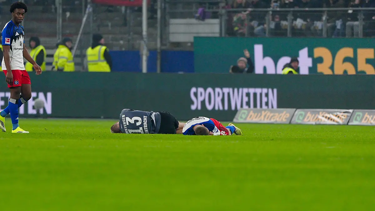 Verletzung-Rasmus-Kristensen-Eintracht-Frankfurt-13-Miro-Muheim-Hamburger-SV-28-GER-Hamburger-SV-vs-Eintracht-Frankfurt-Fussball-1-Bundesliga-Spieltag-15-Saison-2025-2026-20-12-2025-DFL-REGULATIONS-PROHIBIT-ANY-USE-OF-PHOTOGRAPHS-AS-IMAGE-SEQUENCES-AND-OR-QUASI-VIDEO-GER-Hamburger-SV-vs-Eintracht-Frankfurt-Fussball-1-Bundesliga-Spieltag-15-Saison-2025-2026-20-12