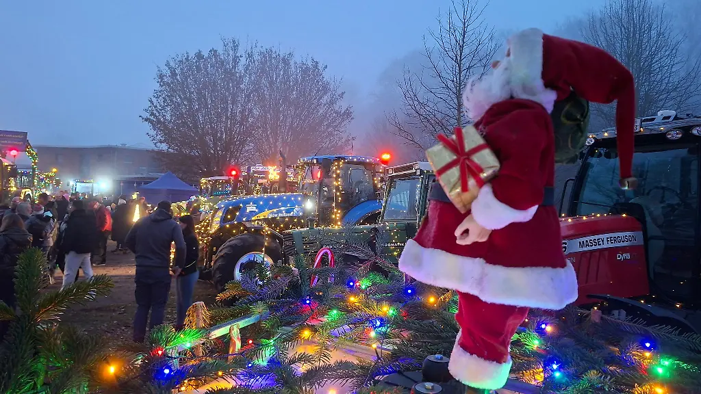 Weihnachtlich-geschmueckte-Trecker-sind-bei-einer-Lichterfahrt-von-Syke-nach-Weyhe-gefahren