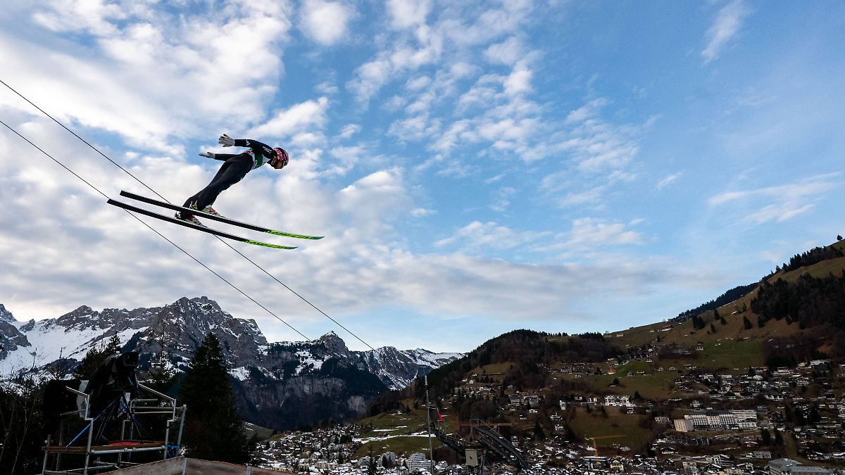 Nur-zwei-Meter-fehlen-zum-Sieg-Sensationssprung-in-Engelberg-DSV-Aufsteiger-h-pft-aufs-Podest