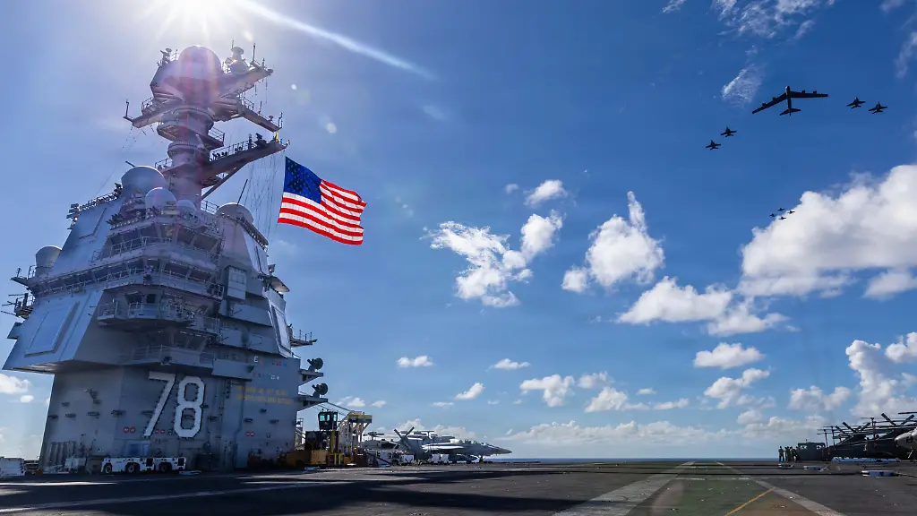 Auf-diesem-von-der-Pressestelle-des-Pentagons-zur-Verfuegung-gestellten-Bild-sind-der-Flugzeugtraeger-USS-Gerald-R-Ford-CVN-78-und-F-A-18E-F-Super-Hornets-der-Kampfflugstaffeln-31-37-87-und-213-des-eingeschifften-Carrier-Air-Wing-Eight-sowie-eine-B-52-Stratofortress-der-US-Luftwaffe-im-Einsatz