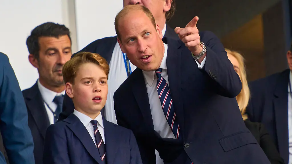 Prinz-William-und-sein-Sohn-Prinz-George-auf-der-Tribuene-bei-einem-Fussballspiel-der-Europameisterschaft-2024-in-Berlin