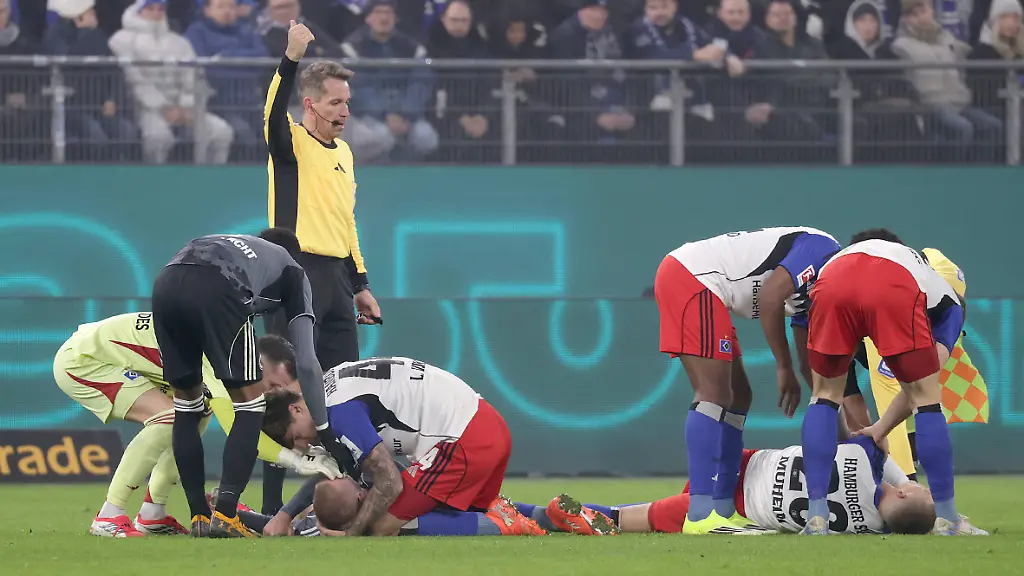 Luka-Vuskovic-HSV-kuemmert-sich-um-den-verletzten-Rasmus-Kristensen-Eintracht-Frankfurt-Torhueter-Daniel-Heuer-Fernandes-HSV-unterstuezt-Zunge-verschluckt-Fussball-Herren-Saison-2025-2026-1-Liga-Volksparkstadion-Hamburger-SV-gegen-Eintracht-Frankfurt-1-1-DFL-REGULATIONS-PROHIBIT-ANY-USE-OF-PHOTOGRAPHS-AS-IMAGE-SEQUENCES-AND-OR-QUASI-VIDEO