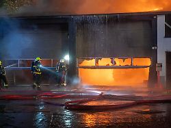Hamburg & Schleswig-Holstein: Halle brennt - Großeinsatz der Feuerwehr in Barsbüttel