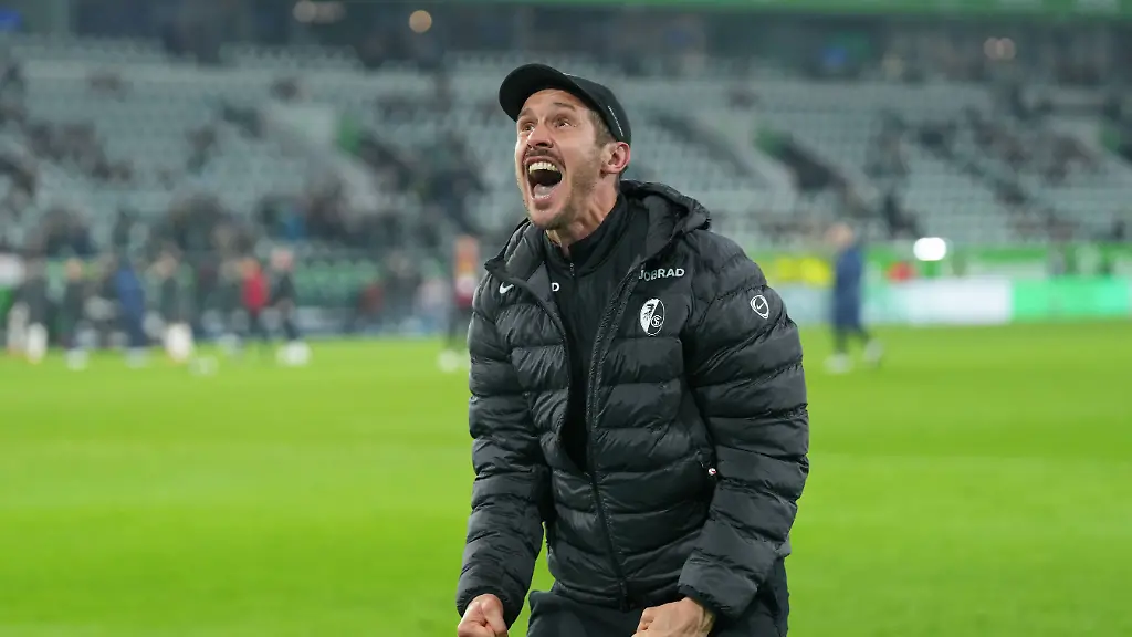 Julian-Schuster-SC-Freiburg-Trainer-Jubel-Emotionen-nach-dem-Sieg-Deutschland-Fussball-1-Bundesliga-15-Spieltag-2025-2026-VfL-Wolfsburg-vs-SC-Freiburg-20-12-2025-Volkswagen-Arena-Wolfsburg-Deutschland-DFL-REGULATIONS-PROHIBIT-ANY-USE-OF-PHOTOGRAPHS-AS-IMAGE-SEQUENCES-AND-OR-QUASI-VIDEO