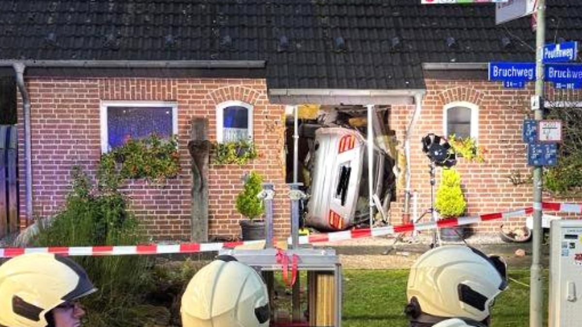 THW-st-tzt-Geb-ude-nach-Unfall-Mercedes-rauscht-seitw-rts-in-Wohnhaus