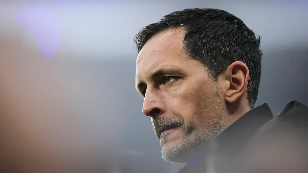 20-12-2025-Hamburg-Fussball-Bundesliga-Hamburger-SV-Eintracht-Frankfurt-15-Spieltag-Volksparkstadion-Trainer-Dino-Toppmoeller-Eintracht-Frankfurt-vor-dem-Spiel-Foto-Christian-Charisius-dpa-WICHTIGER-HINWEIS-Gemaess-den-Vorgaben-der-DFL-Deutsche-Fussball-Liga-bzw-des-DFB-Deutscher-Fussball-Bund-ist-es-untersagt-in-dem-Stadion-und-oder-vom-Spiel-angefertigte-Fotoaufnahmen-in-Form-von-Sequenzbildern-und-oder-videoaehnlichen-Fotostrecken-zu-verwerten-bzw-verwerten-zu-lassen