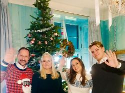 Haakon trägt Weihnachtspullover: Norwegische Königsfamilie zeigt sich beim Baumschmücken