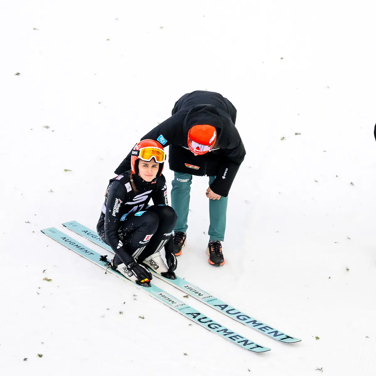 21-12-2025-Schweiz-Engelberg-Ski-nordisch-Skispringen-Weltcup-Grossschanze-Frauen-Selina-Freitag-aus-Deutschland-stuerzt-bei-der-Landung-waehrend-des-FIS-Skisprung-Weltcup-Wettbewerbs-der-Damen-auf-der-Gross-Titlis-Schanze