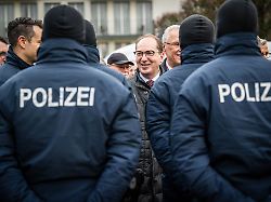 Grüne fordern bundesweite Regel: Innenminister Dobrindt prüft Böllerverbote