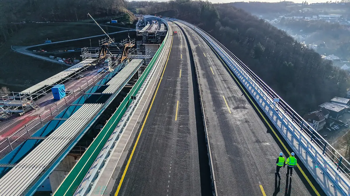 Arbeiter-sind-auf-der-Rahmedetalbruecke-in-Einsatz-Aufnahme-mit-Drohne-Die-seit-fast-vier-Jahren-bei-Luedenscheid-unterbrochene-Autobahn-A45-ueber-die-Rahmedetalbruecke-soll-am-22-Dezember-2025-wieder-fuer-den-Verkehr-freigegeben-werden