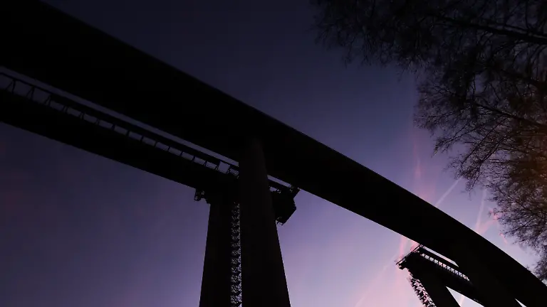 Blick-auf-die-Rahmedetalbruecke-am-fruehen-Morgen-Die-Bruecke-soll-im-Tagesverlauf-wieder-fuer-den-Verkehr-freigegeben-werden-Fast-vier-Jahre-war-im-Sauerland-die-wichtige-Nord-Sued-Achse-der-Autobahn-A45-wegen-der-maroden-Bruecke-unterbrochen-Die-alte-Bruecke-war-im-Fruehjahr-2023-gesprengt-worden