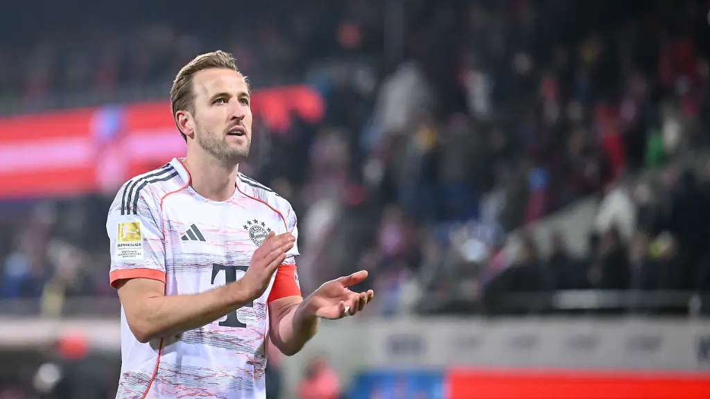 Fussball-Bundesliga-1-FC-Heidenheim-Bayern-Muenchen-15-Spieltag-Voith-Arena-Harry-Kane-Bayern-Muenchen-bedankt-sich-bei-den-Fans