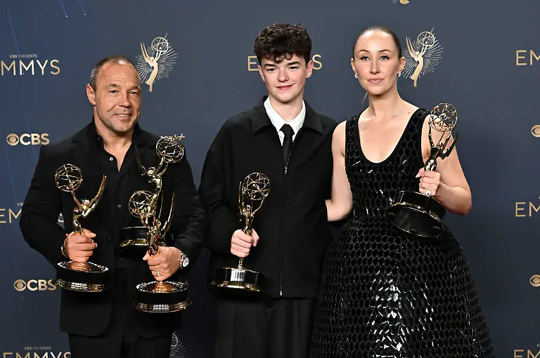 Stephen-Graham-Owen-Cooper-und-Erin-Doherty-mit-ihren-Emmys-fuer-die-Mini-Serie-Adolescence-beim-Preistraeger-Photocall-der-77-Primetime-Emmy-Awards-2025-im-Peacock-Theater-Los-Angeles-14-09