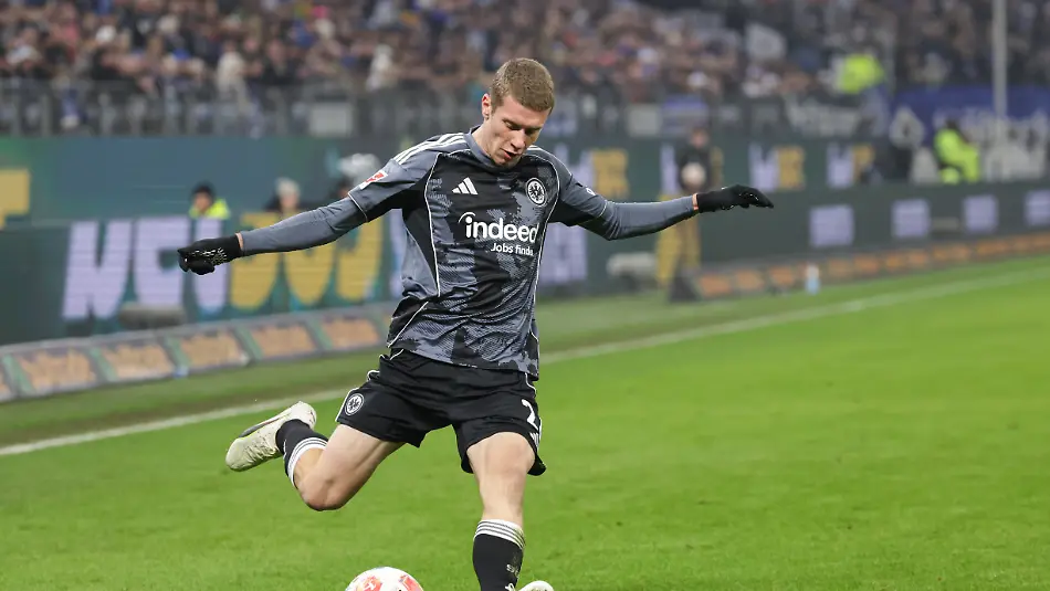 2025-12-20-xfsx-Fussball-1-Bundesliga-Bundesliga-Hamburger-Sportverein-Eintracht-Frankfurt-v-l-Elias-Baum-Eintracht-Frankfurt-2-am-Ball-Freisteller-Einzelbild-Ganzkoerper-Aktion-Action-Spielszene-DFL-regulations-prohibit-any-use-of-photographs-as-image-sequences-and-or-quasi-video