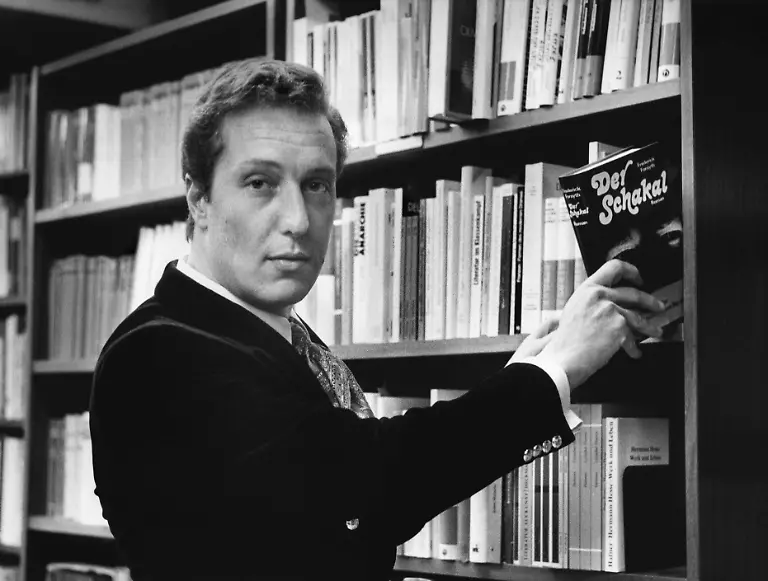 Autor-Schriftsteller-Frederick-Forsyth-hier-1971-in-einer-oeffentlichen-Bibliothek-in-Berlin-greift-nach-seinem-Roman-Der-Schakal