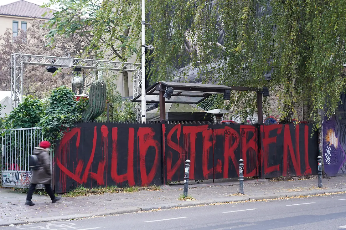 Clubsterben-steht-in-grossen-Buchstaben-am-Eingang-zum-KitKatClub
