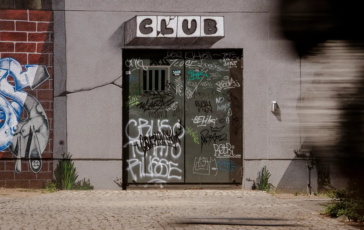 Geschlossen-ist-die-Tuere-zu-dem-Club-unweit-der-Spree