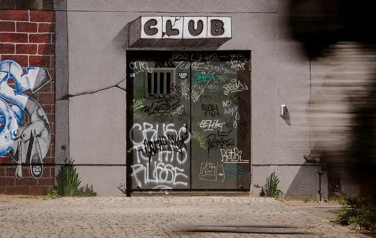 Geschlossen-ist-die-Tuere-zu-dem-Club-unweit-der-Spree