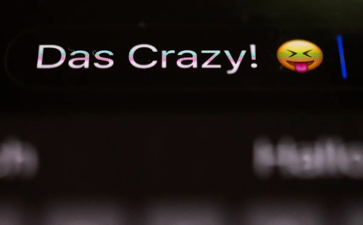 Die-Worte-Das-Crazy-sind-auf-dem-Display-eines-Smartphones-zu-sehen-Die-Floskel-aus-dem-Alltag-der-Jugendlichen-hat-es-in-die-Top-3-fuer-das-Jugendwort-des-Jahres-geschafft