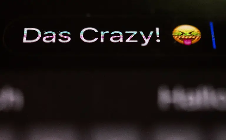 Die-Worte-Das-Crazy-sind-auf-dem-Display-eines-Smartphones-zu-sehen-Die-Floskel-aus-dem-Alltag-der-Jugendlichen-hat-es-in-die-Top-3-fuer-das-Jugendwort-des-Jahres-geschafft