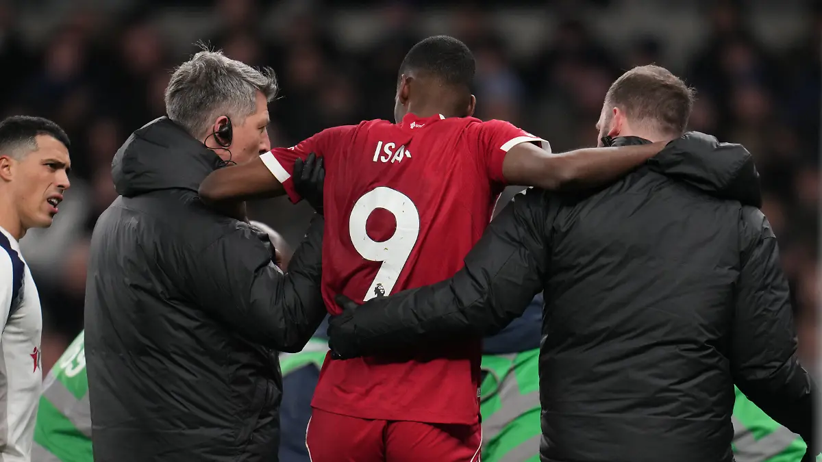 December-20-2025-London-England-United-Kingdom-Alexander-Isak-of-Liverpool-limps-off-injured-during-the-Premier-League-match-Tottenham-Hotspur-vs-Liverpool-at-Tottenham-Hotspur-Stadium-London-United-Kingdom-20th-December-2025-Photo-by-Harvey-Murphy-News-Images