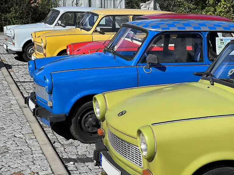 Italien-hatte-den-Fiat-500-England-den-Mini-die-BRD-den-VW-Kaefer-und-in-der-DDR-gewann-der-Trabant-Kultstatus-als-erstes-Volksauto