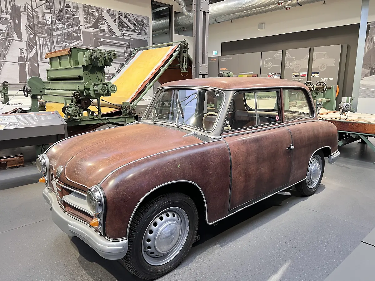 Das-Automobilwerk-Zwickau-baute-den-Kleinwagen-P-70-ab-1955-als-weltweit-erstes-Auto-mit-Duroplast-beplankter-Karosserie-in-Massenproduktion-ging-allerdings-erst-der-ab-1957-nachfolgende-Trabant