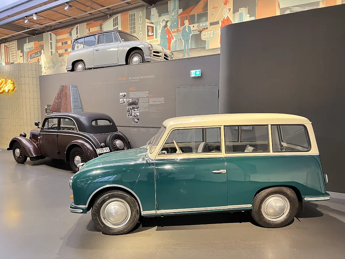 Von-wegen-alles-grau-im-real-existierenden-Sozialismus-Kleine-Lademeister-des-Typs-P-70-in-den-lebensfrohen-Farben-der-1950er