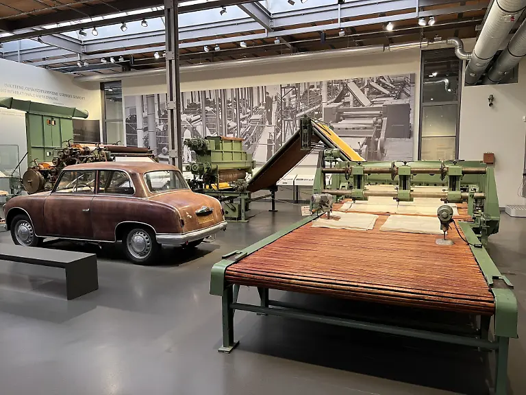 Karosserie-mit-revolutionaerer-Duroplast-Kunststoff-Beplankung-die-Duroplast-Fertigungsanlage-fuer-einen-AWZ-P-70-im-August-Horch-Museum-Zwickau