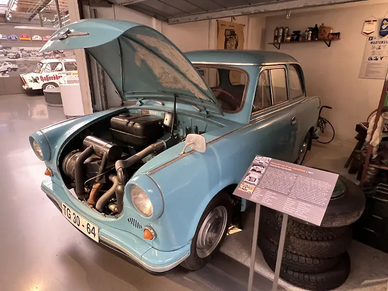 Zweitakt-Auspufffahne-aber-fortschrittliches-Antriebskonzept-Schon-der-erste-Trabant-verfuegte-ueber-Frontmotor-und-Frontantrieb-waehrend-viele-westliche-Kleinwagen-noch-auf-Heckmotoren-setzten