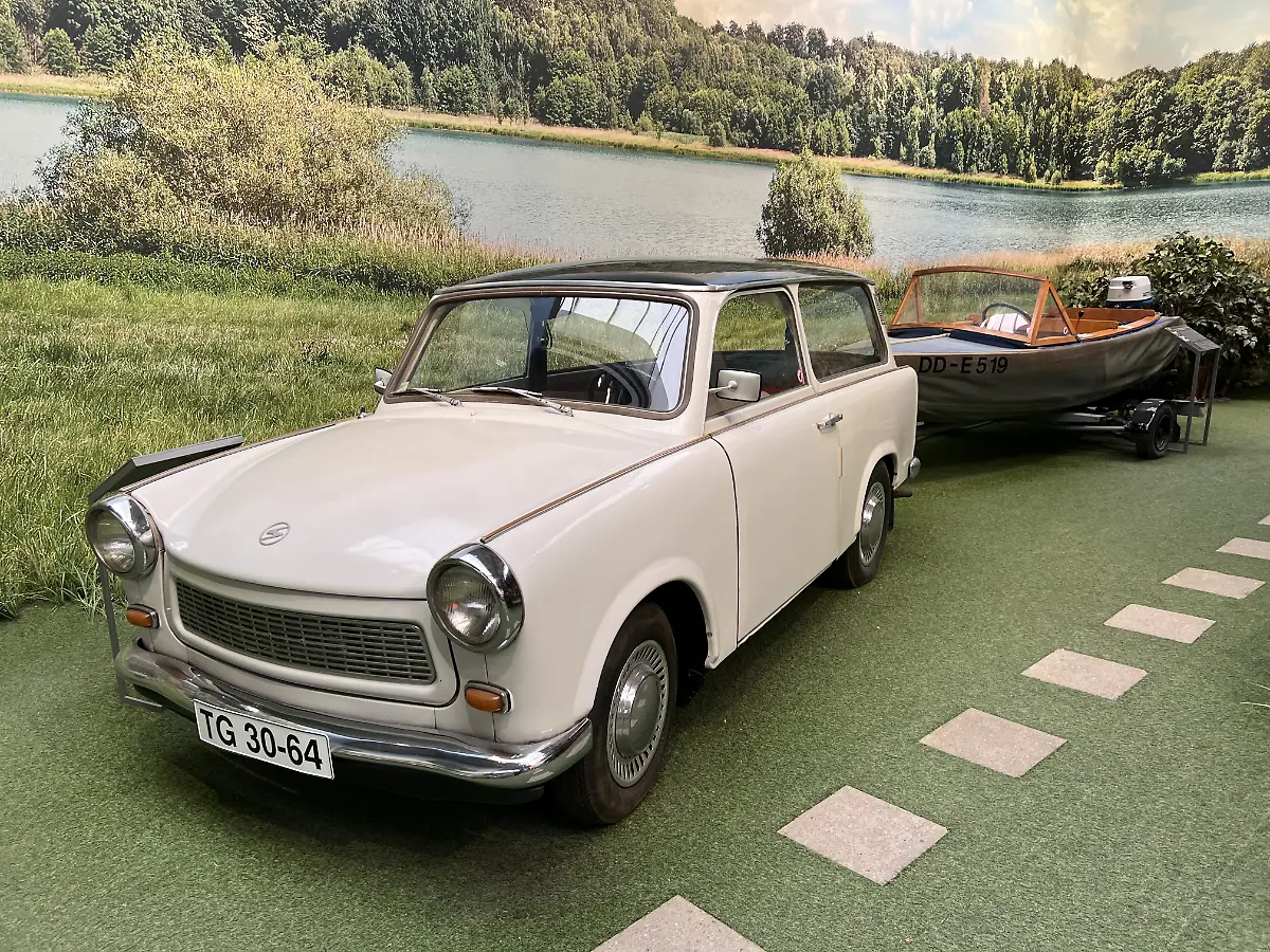 Der-Traum-vom-kleinen-Glueck-Trabant-601-Universal-gebaut-ab-1965-Datsche-und-Boot