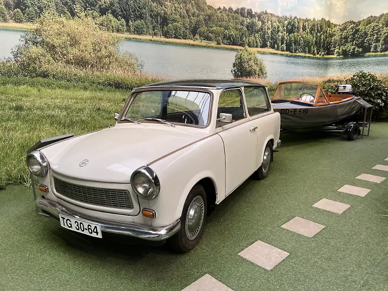 Der-Traum-vom-kleinen-Glueck-Trabant-601-Universal-gebaut-ab-1965-Datsche-und-Boot