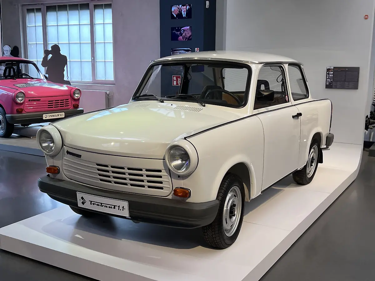 Aeusserlich-fast-der-Alte-aber-unter-dem-Karosseriekleid-fast-alles-neu-der-1988-vorgestellte-Trabant-1