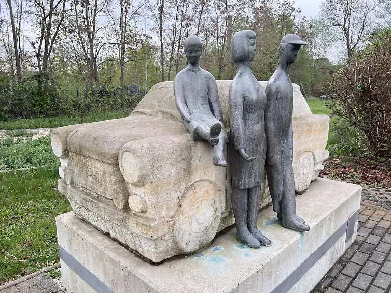 Denkmal-fuer-das-Volksauto-der-DDR-Der-Trabant-gebaut-in-Zwickau-von-1957-bis-1991