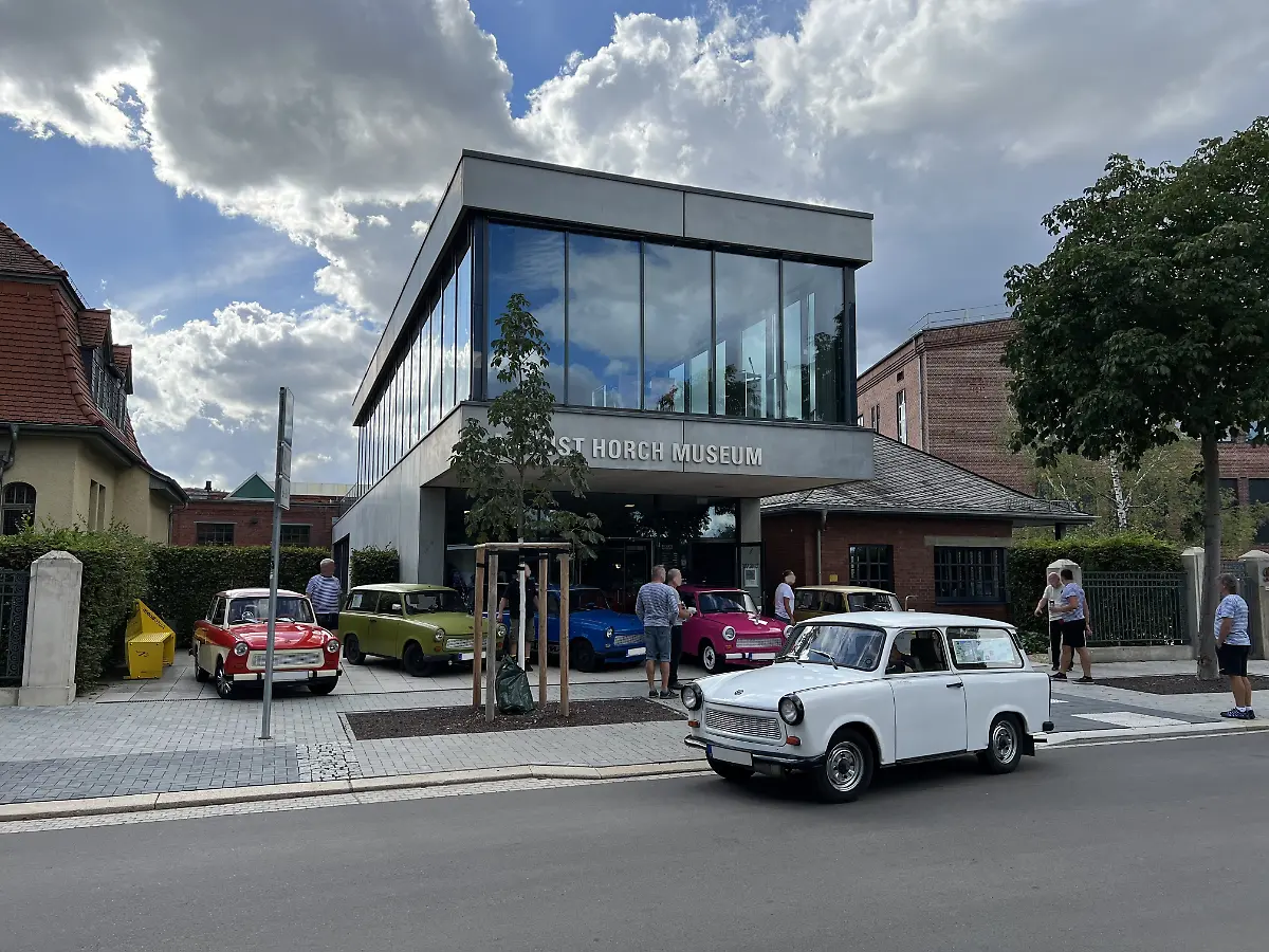 Gestern-Minimalmotorisierung-heute-maximal-kultig-Die-Trabi-Community-ist-gross-und-organisiert-Ausfahrten-an-die-Wiege-des-Trabant-in-Zwickau