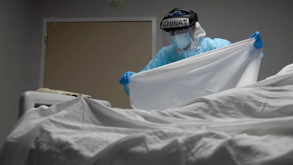 2021-01-01T214110Z-1014281271-RC29ZK9UG0V9-RTRMADP-3-HEALTH-CORONAVIRUS-USA-CASES