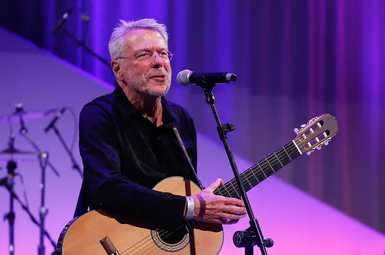 Der-Saenger-Reinhard-Mey-tritt-bei-einem-Weihnachtsfest-fuer-Obdachlose-und-Beduerftige-auf