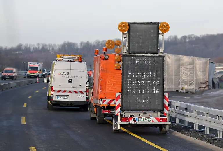 Fertig-Freigabe-der-Rahmede-A-45-steht-auf-einem-Schild-vor-der-Eroeffnung-der-Rahmedetalbruecke-Fast-vier-Jahren-war-im-Sauerland-die-wichtige-Nord-Sued-Achse-A45-wegen-einer-maroden-Bruecke-unterbrochen-Die-marode-Bruecke-war-Anfang-Dezember-2021-gesperrt-und-spaeter-gesprengt-worden